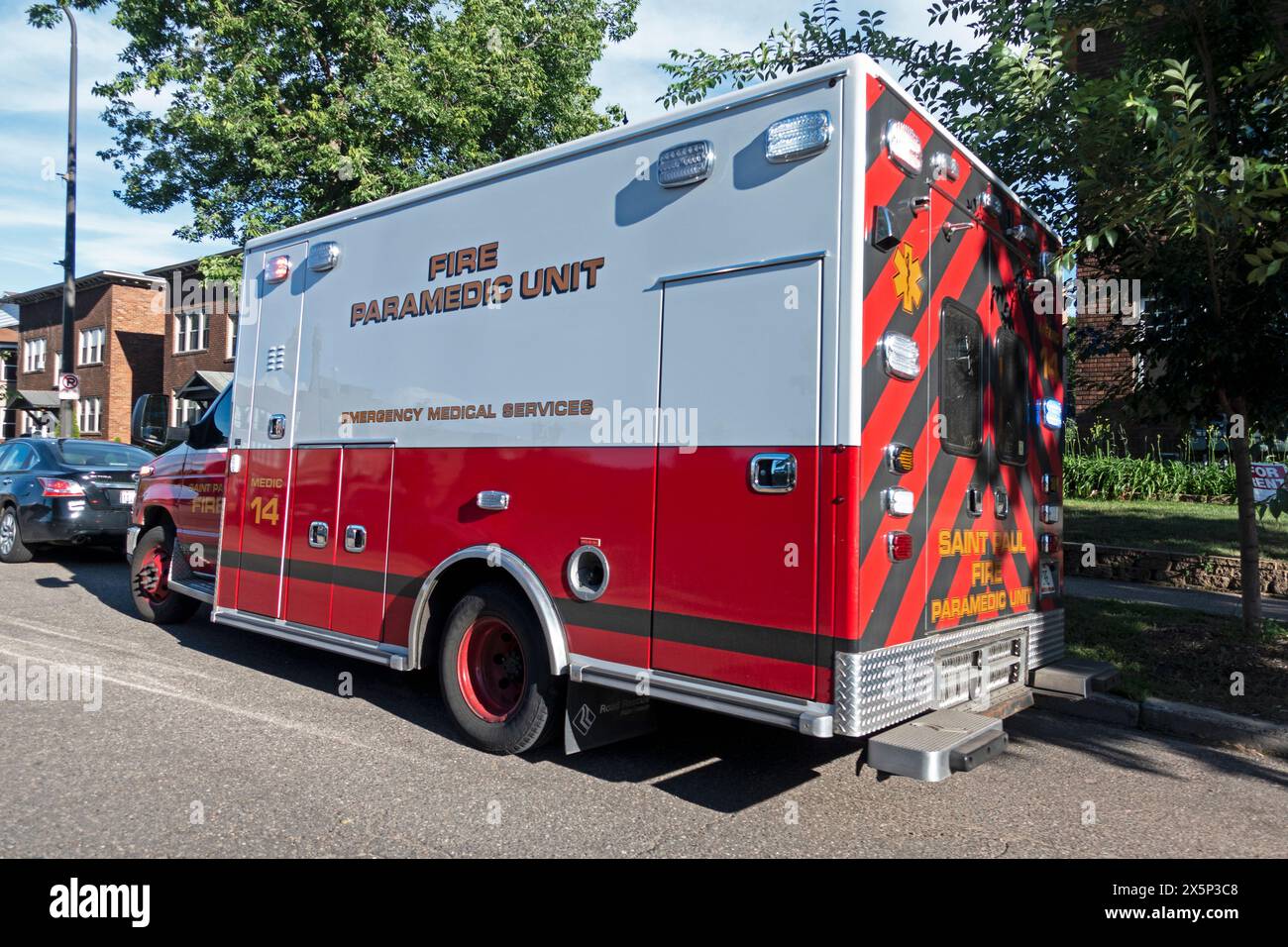 St Paul Fire Sanitäter Einheit Rettungsdienst LKW parkt an der Bordsteinkante auf der Stadtstraße. St. Paul Minnesota MN USA Stockfoto