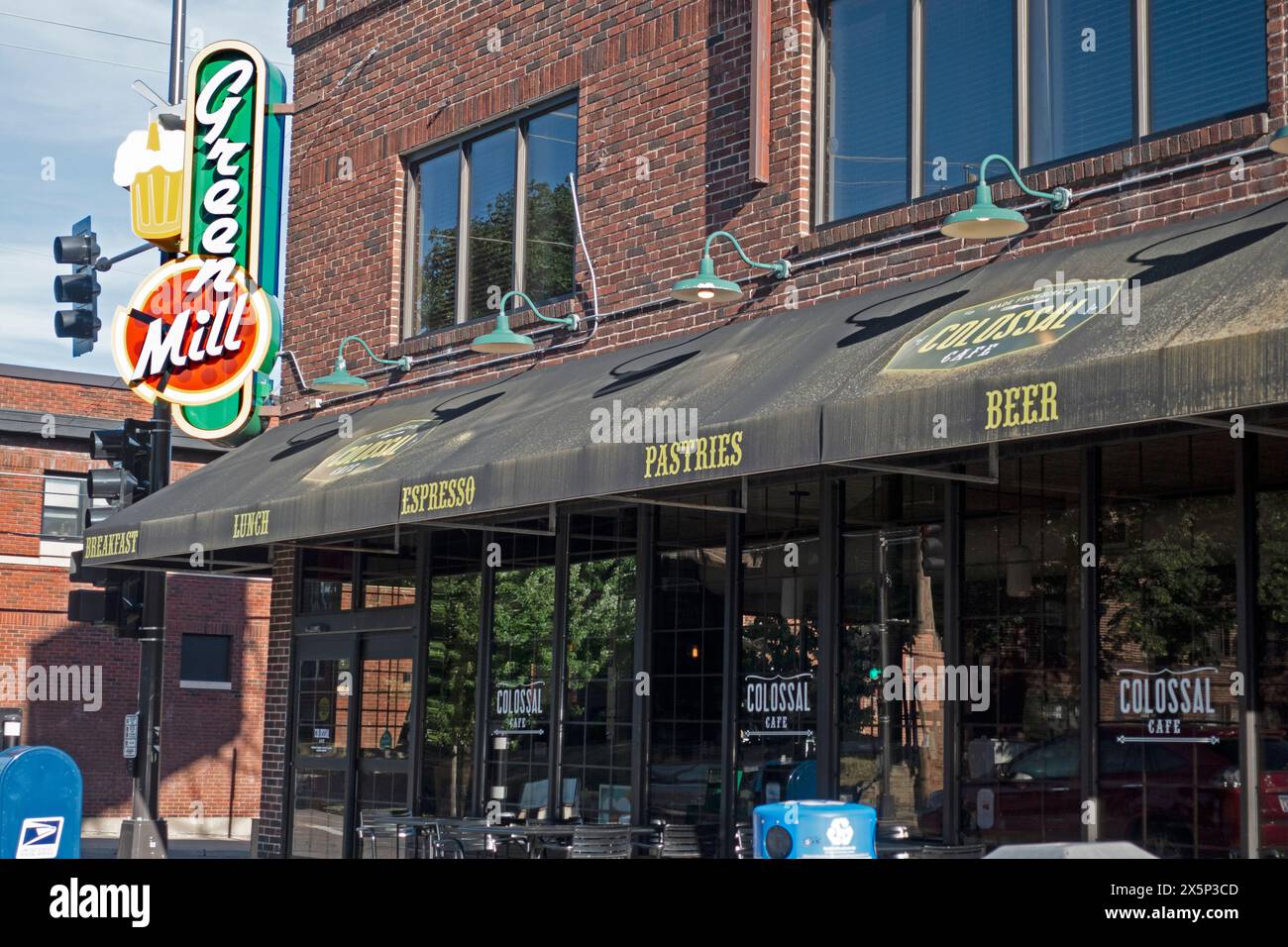 Außenansicht des Green Mill Restaurant & Bar an der Grand Avenue. St. Paul Minnesota MN USA Stockfoto