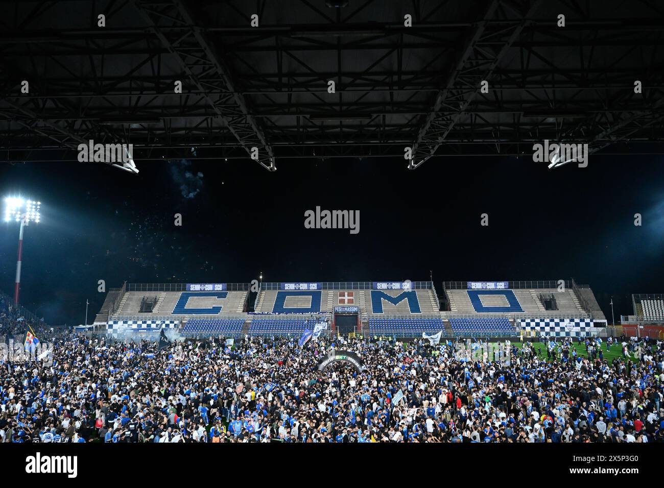 Die Fans von Calcio Como feiern den Sieg mit Spielern nach der Beförderung Serie A am 10. Mai 2024 im Giuseppe Senigallia Stadion in Como, Italien. Foto Tiziano Ballabio Credit: Tiziano Ballabio/Alamy Live News Stockfoto