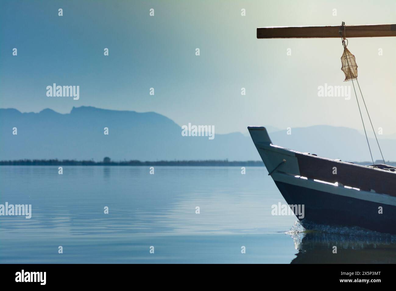 Bug eines Bootes, das auf dem Albufera-See in Valencia segelt, mit einem traditionellen Creel (in der Gegend Mornell genannt) Stockfoto