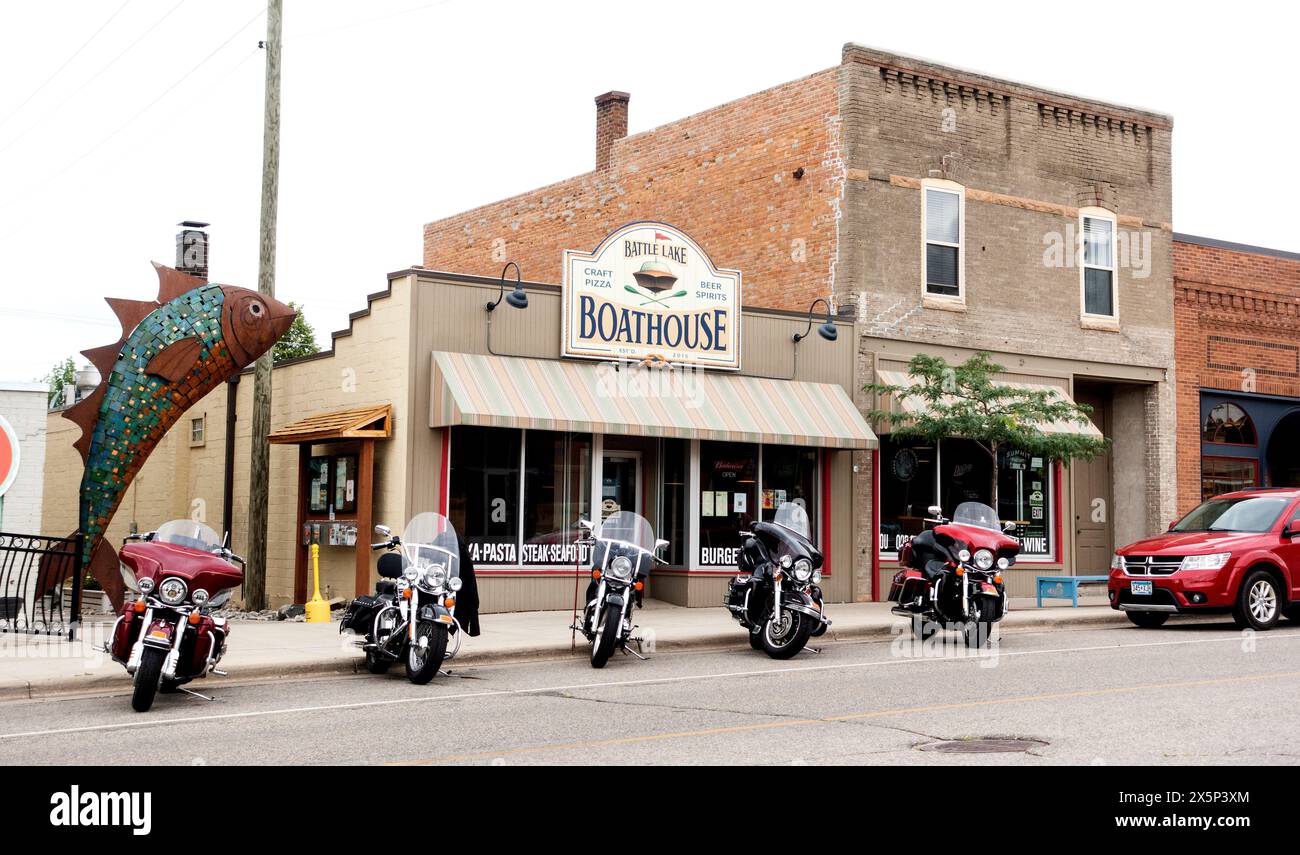 Fünf Motorräder parken vor dem Boathouse Restaurant an der Hauptstraße. Sie müssen gutes Essen haben. Battle Lake Minnesota MN USA Stockfoto