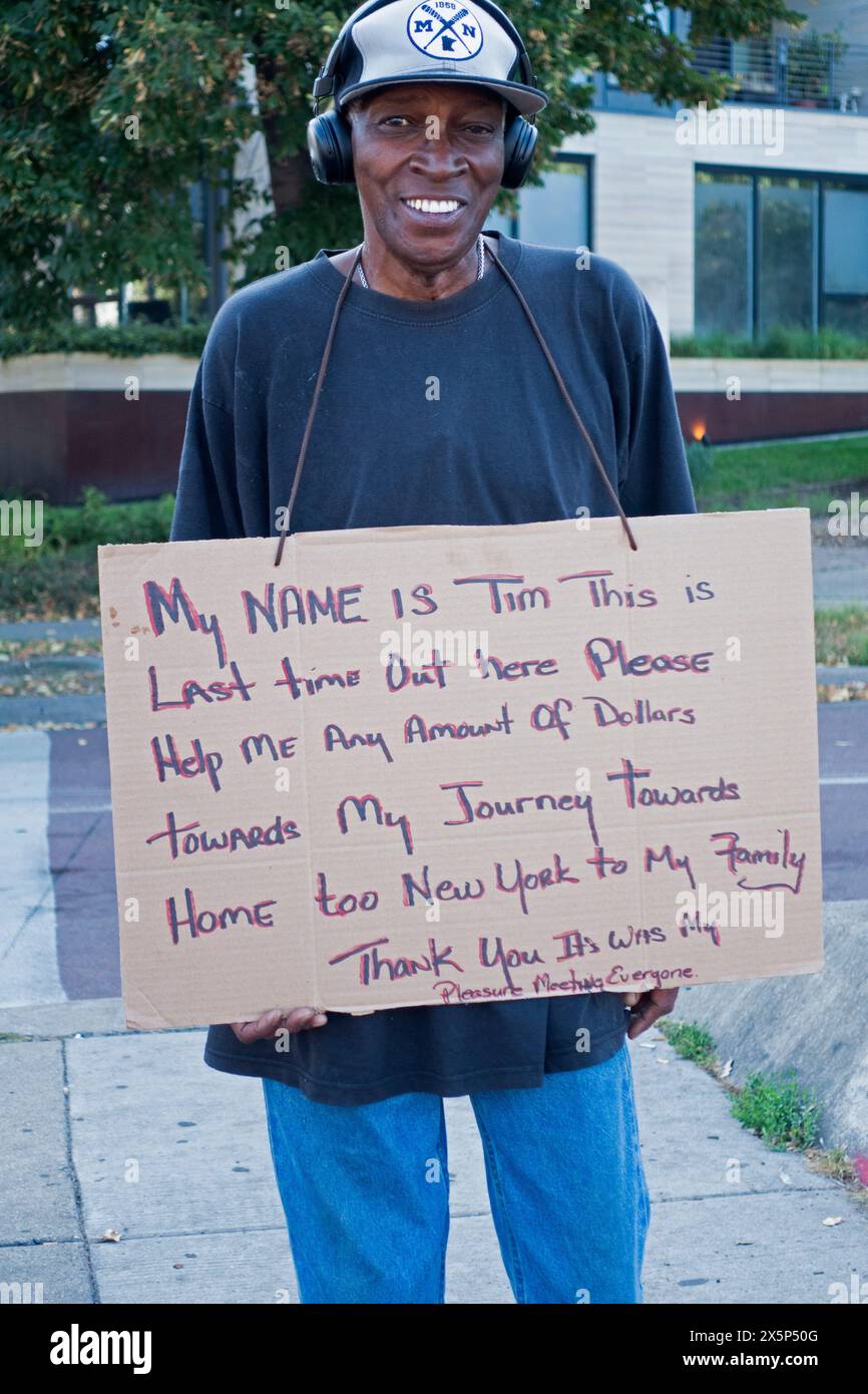 Tim half den Menschen durch die Baustelle um den See BDE Maka Ska (war Lake Calhoun) trug ein Schild mit der Bitte um Hilfe. Minneapolis Minnesota MN USA Stockfoto