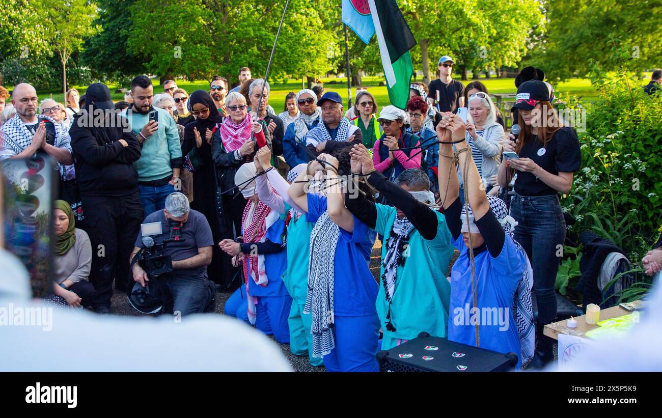 Mitarbeiter des Gesundheitswesens für palästinensische Aktivisten in der Mahnwache Dr. Adnan al-Bursh in London Stockfoto