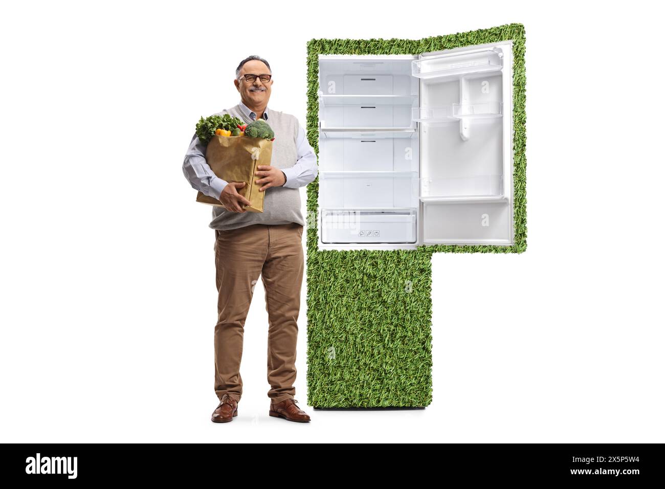 Porträt eines Reifen Mannes in voller Länge mit einer Lebensmitteltasche und einem leistungsfähigen Kühlschrank isoliert auf weißem Hintergrund Stockfoto