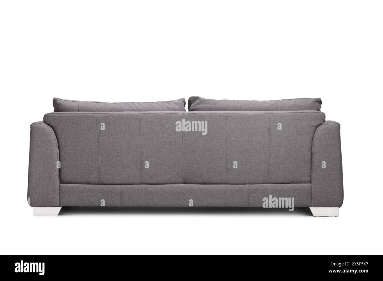 Rückansicht eines grauen Sofas auf weißem Hintergrund Stockfoto