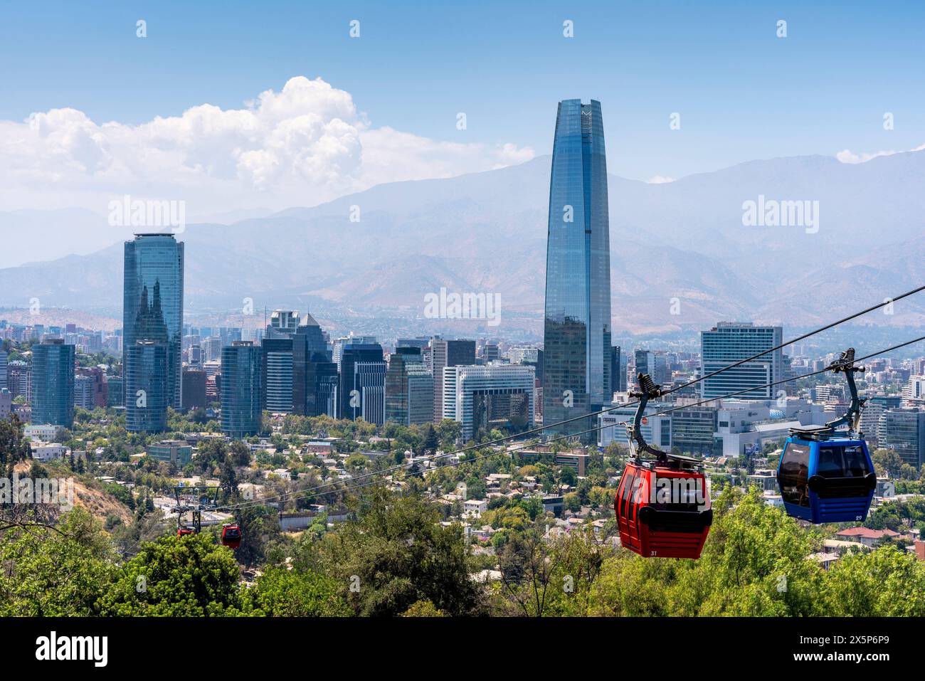 Die Seilbahn Mit Blick Auf Die Stadt, Cerro San Cristobal, Santiago, Chile. Stockfoto