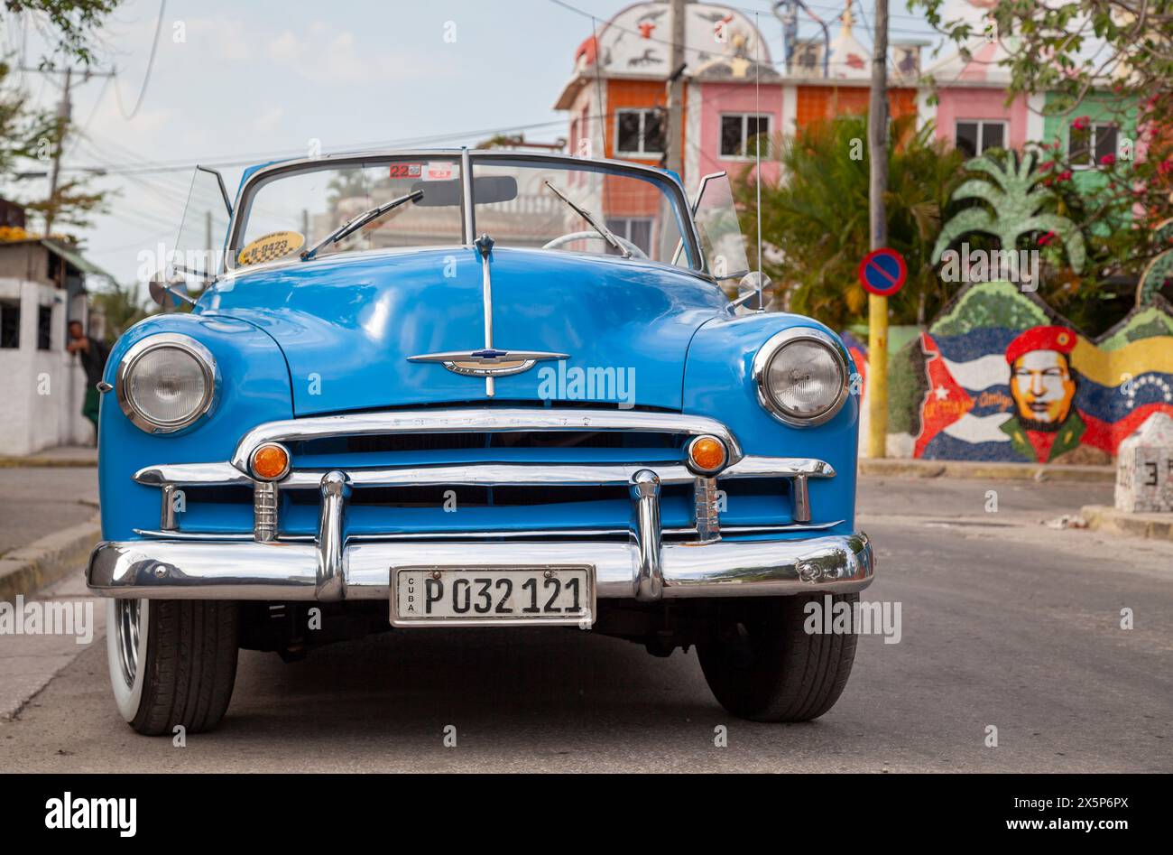 1952 Chevrolet Styleline verkleidet vor Keramikporträt von Hugo Chávez in Fusterlandia, Havanna, Kuba Stockfoto