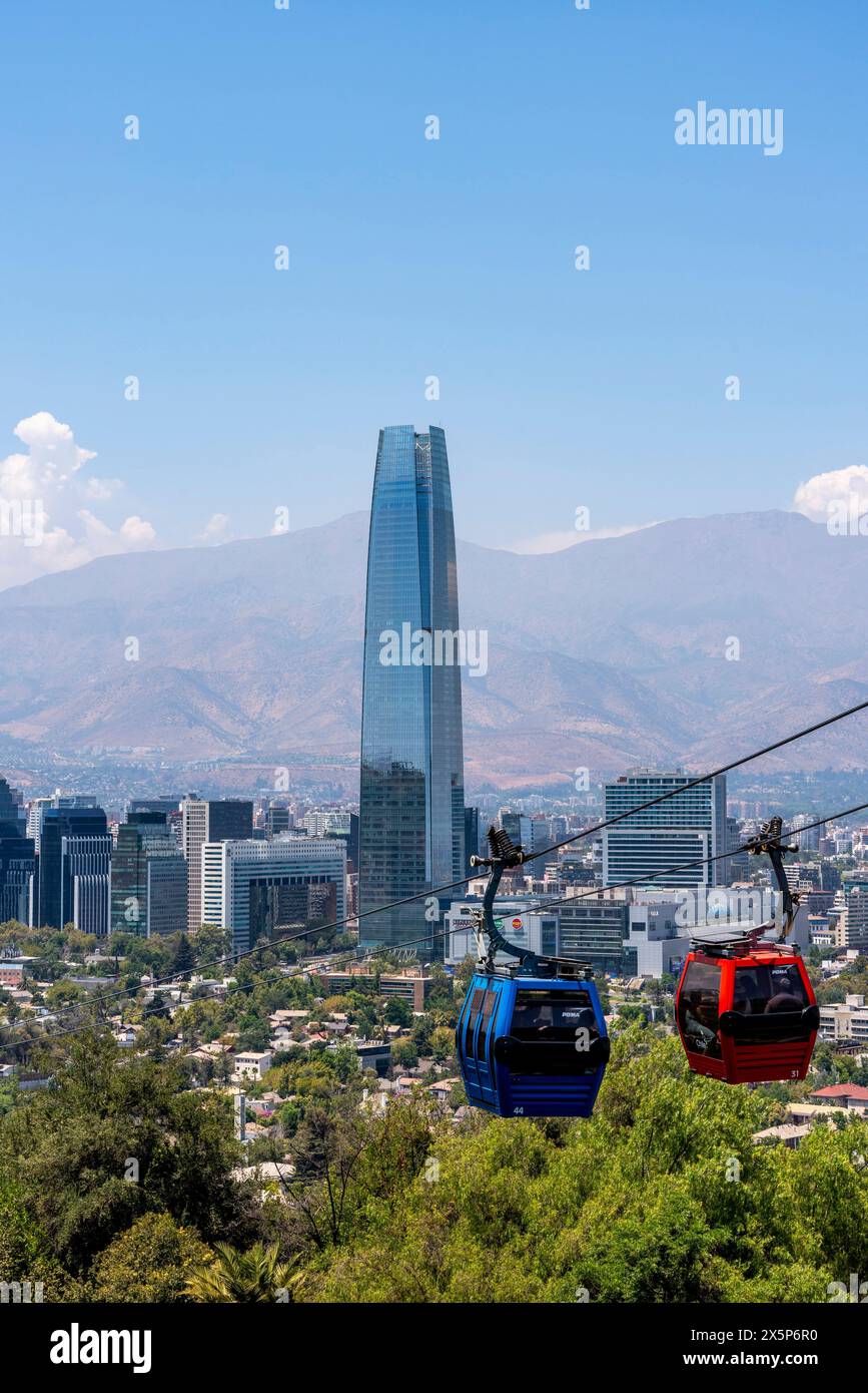 Die Seilbahn Mit Blick Auf Die Stadt, Cerro San Cristobal, Santiago, Chile. Stockfoto