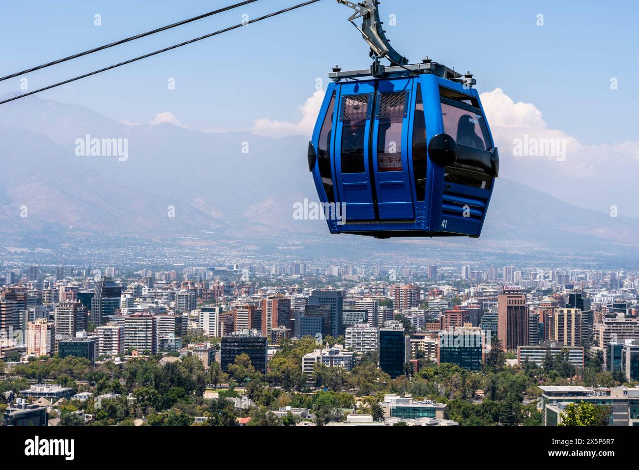 Die Seilbahn Mit Blick Auf Die Stadt, Cerro San Cristobal, Santiago, Chile. Stockfoto