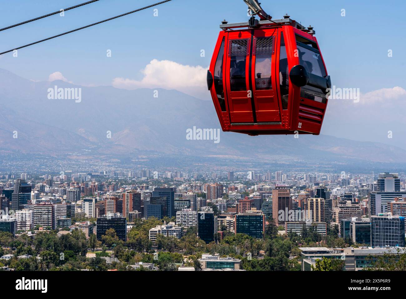 Die Seilbahn Mit Blick Auf Die Stadt, Cerro San Cristobal, Santiago, Chile. Stockfoto