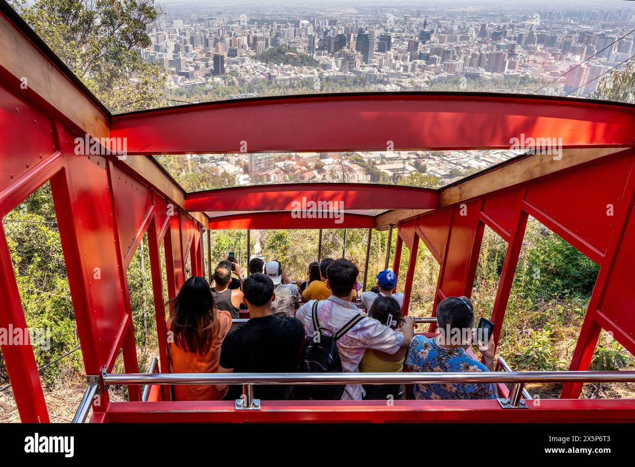 Touristen Nehmen Die Seilbahn Von Der Spitze Des Cerro San Cristobal, Santiago, Chile, Stockfoto