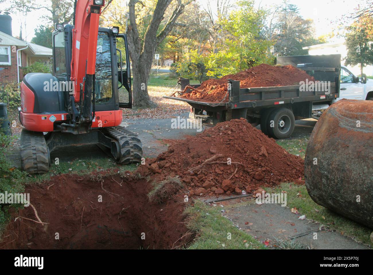 Entfernung eines alten Öltanks auf einem Privatgrundstück in Virginia, USA Stockfoto