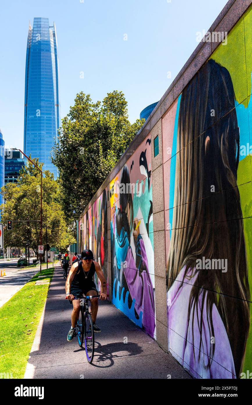 Bunte Street Art In Der Nähe Der Gran Torre Costanera, Santiago, Chile. Stockfoto