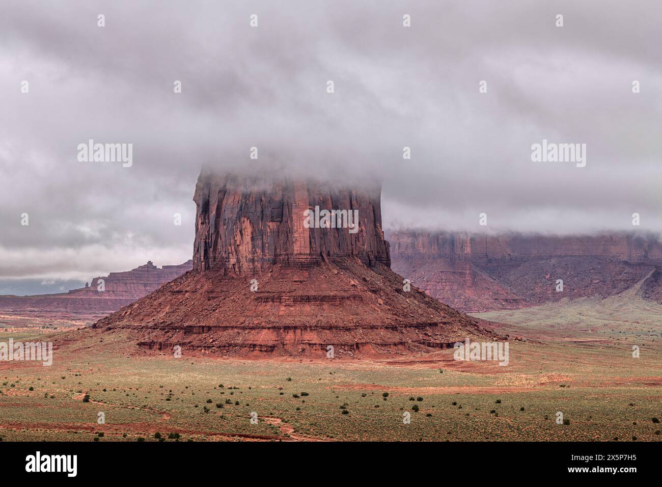 Malerischer Blick auf die prächtigen Buttes im Monument Valley, der vom Hotel aus zu sehen ist, Wanderungen, Panoramastraßen oder geführte Navajo-Ausflüge. Stockfoto