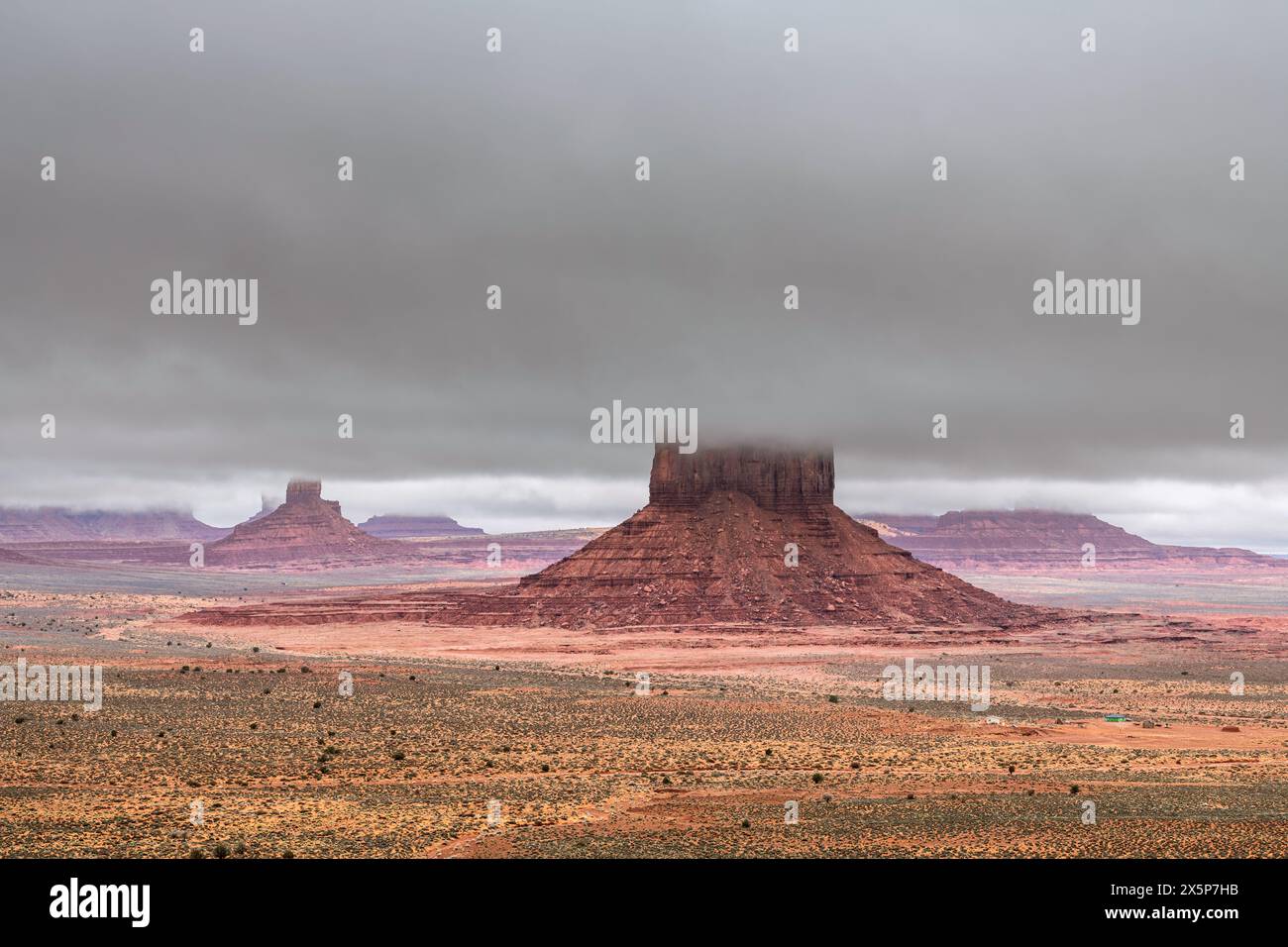 Malerischer Blick auf die prächtigen Buttes im Monument Valley, der vom Hotel aus zu sehen ist, Wanderungen, Panoramastraßen oder geführte Navajo-Ausflüge. Stockfoto