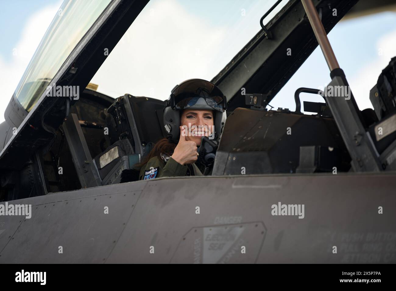 Eastover, Usa. Mai 2024. US-Repräsentantin Nancy Mace, geben Sie einen Daumen hoch vom Rücksitz einer U. F-16 Kampfflugzeuge der S Air Force, die dem 169th Fighter Wing in der McEntire Joint National Guard Base am 5. Mai 2024 in Eastover, South Carolina zugewiesen wurden. Gutschrift: SSgt. Mackenzie Bacalzo/U. S Air Force/Alamy Live News Stockfoto