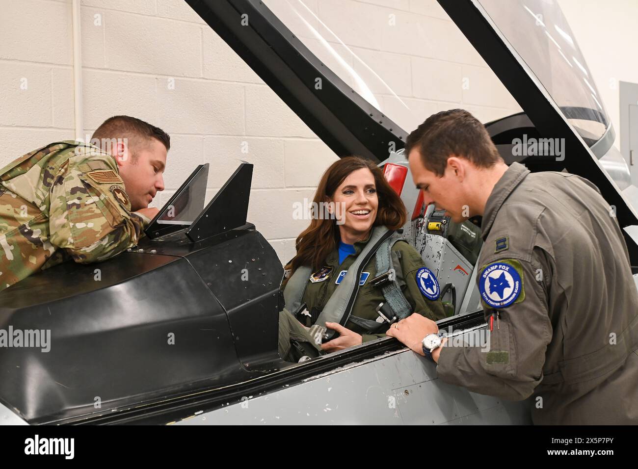 Eastover, Usa. Mai 2024. Die US-Repräsentantin Nancy Mace, links, zeigt, wie man sich in den Rücksitz eines Flugtrainers schnallt, bevor man einen Orientierungsflug in einer U. macht F-16-Flugjet der Air Force mit Piloten des 169th Fighter Wing auf der McEntire Joint National Guard Base, 5. Mai 2024, in Eastover, South Carolina. Gutschrift: SSgt. Mackenzie Bacalzo/U. S Air Force/Alamy Live News Stockfoto