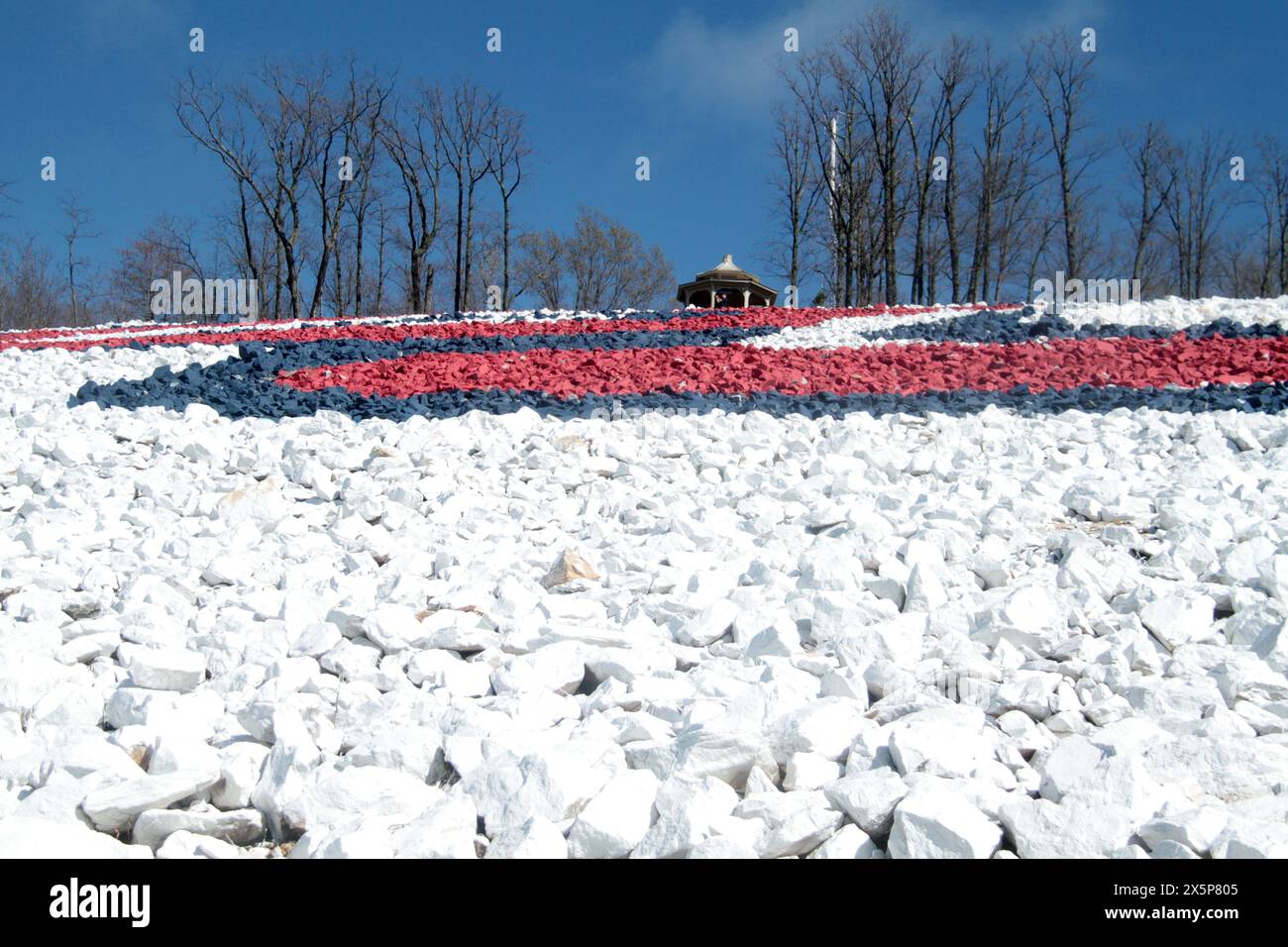 Lynchburg, Virginia, USA. Die gemalten Felsen machen das Monogramm der LU (Liberty University) auf dem Liberty Mountain. Stockfoto