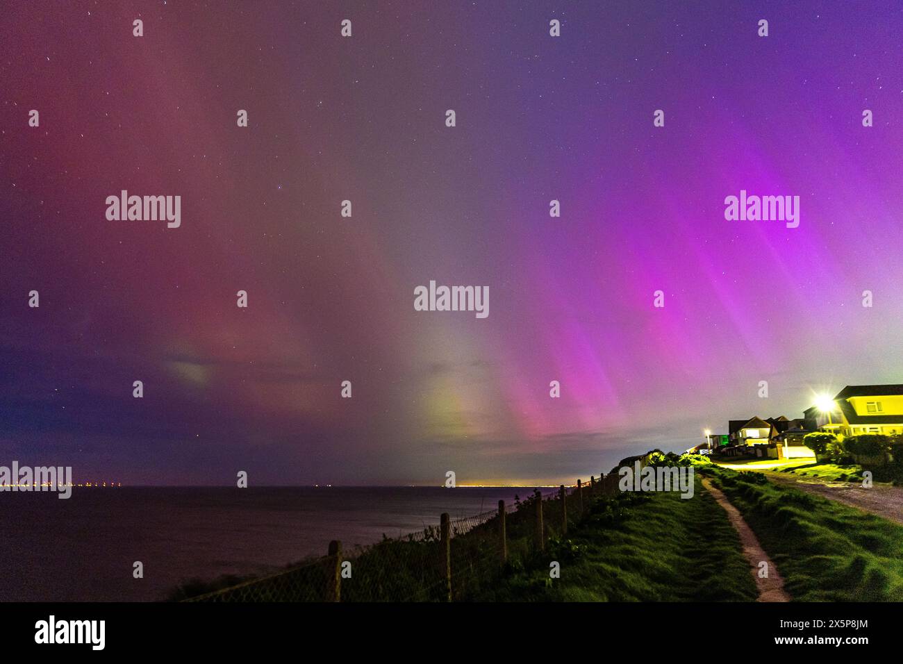 Aurora Borealis über der Südküste Englands am 10. Mai 2024 Stockfoto