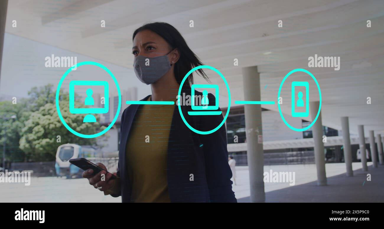 Ein birassischer Hauskoch mit dunklem Haar und mittlerem Hautton hält das Smartphone Stockfoto