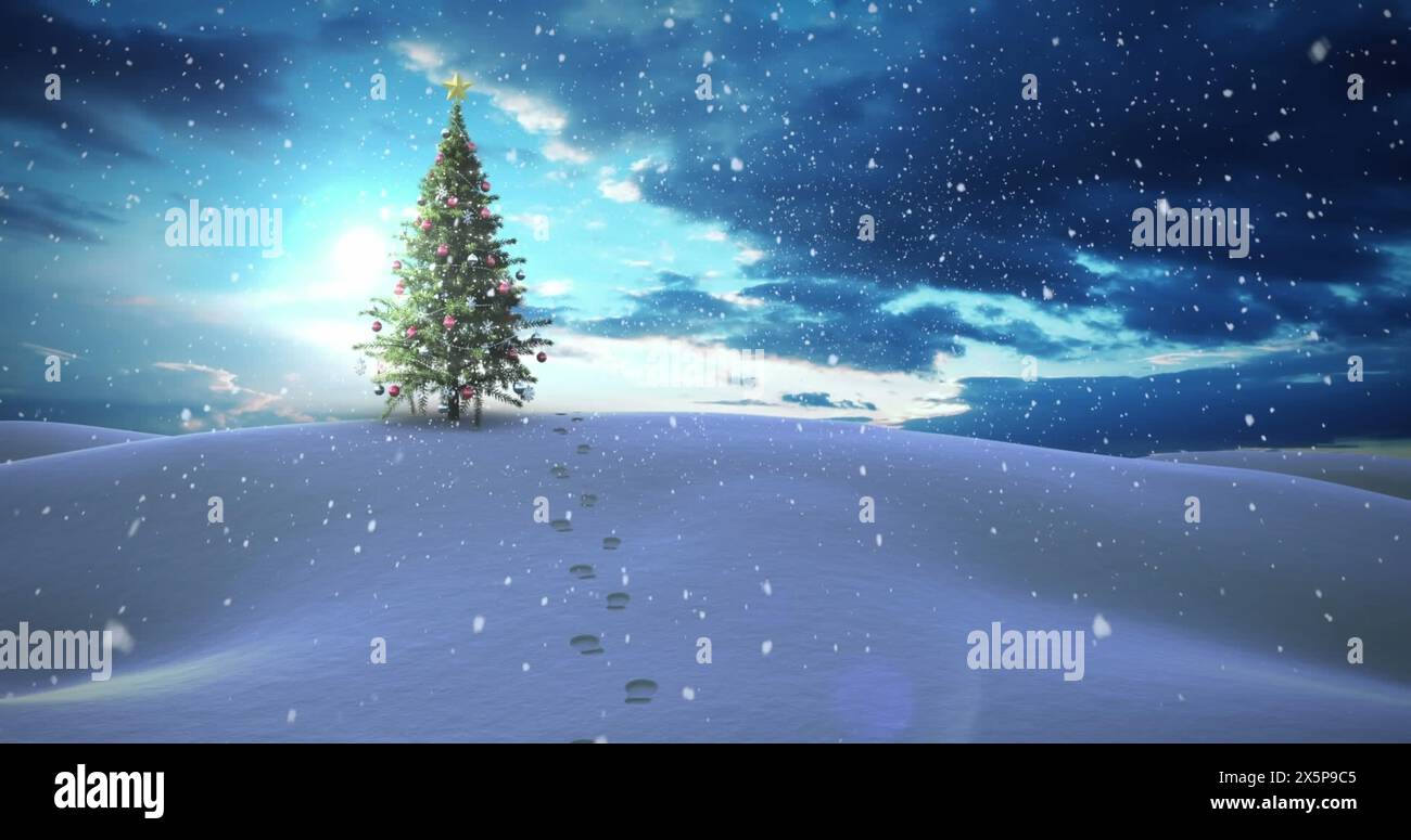 Fußspuren führen zu einem geschmückten Weihnachtsbaum auf einem verschneiten Hügel unter einem Sternenhimmel Stockfoto