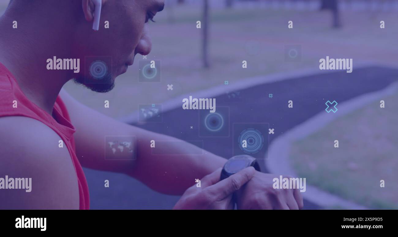 Birassischer Mann überprüft Smartwatch während des Workouts im Freien Stockfoto