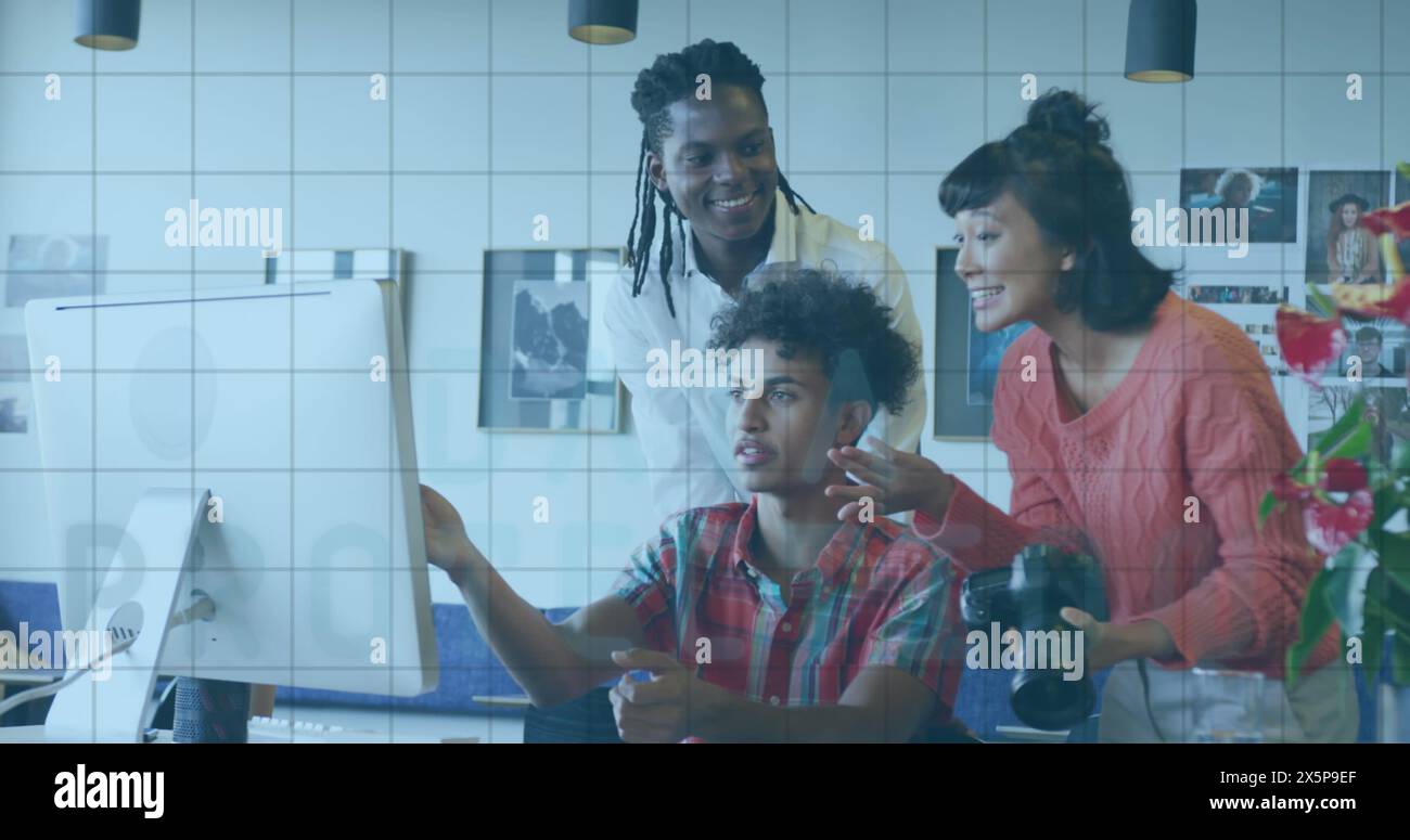 Ein vielfältiges Team arbeitet zusammen und betrachtet den Computerbildschirm Stockfoto