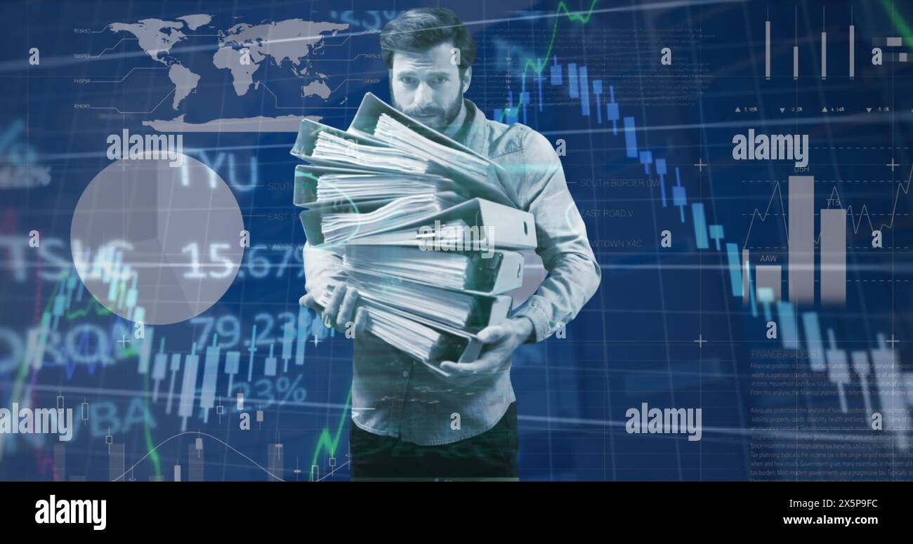 Kaukasier, der viele Mappen trägt, sieht überfordert aus Stockfoto