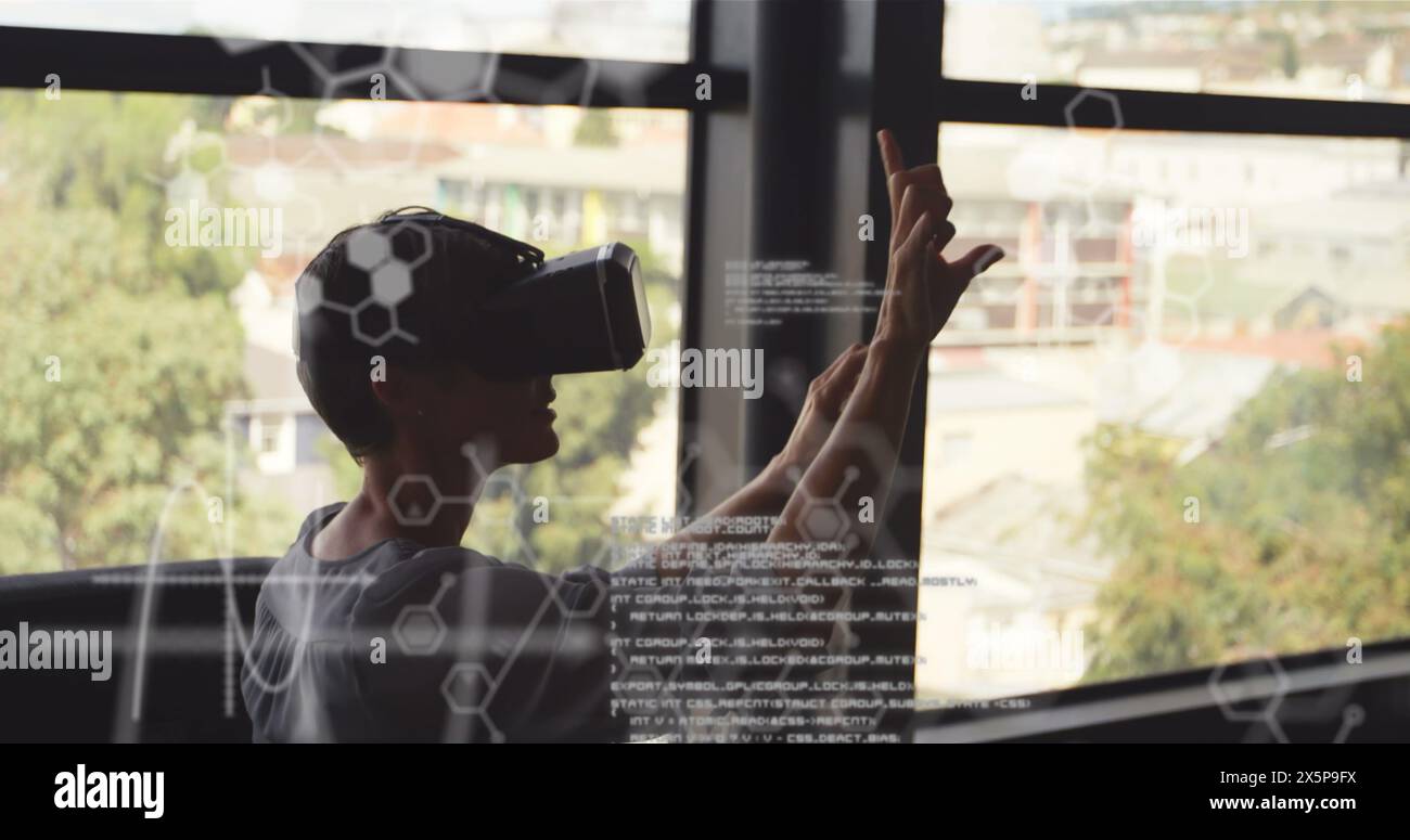Eine Person, die ein Virtual-Reality-Headset trägt, greift nach außen Stockfoto