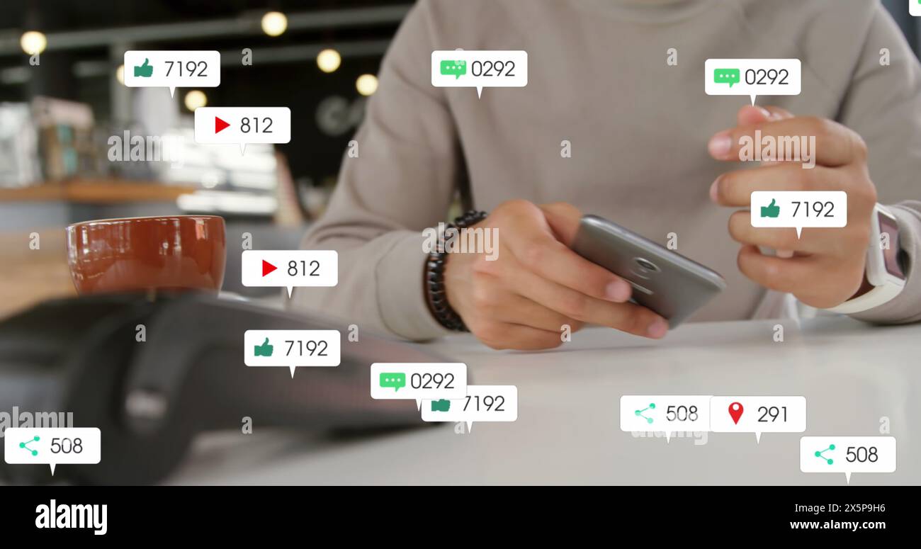 Birassischer Student, der ein Smartphone hält und Social Media Likes sieht Stockfoto