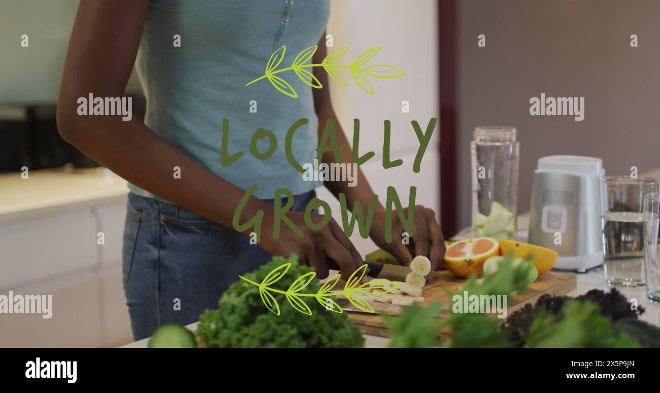 Bild von lokal angebautem Text und hinterlässt glückliche afroamerikanische Frau beim Kochen Stockfoto