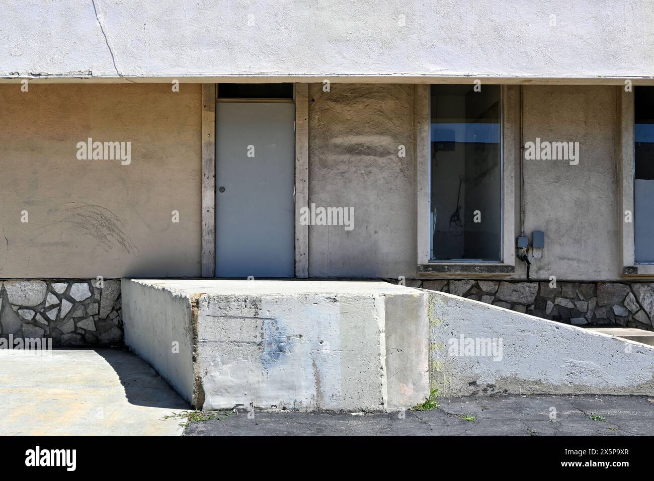 FULLERTON, KALIFORNIEN - 28. April 2024: Ein geschlossenes Einkaufszentrum am Harbor Boulevard. Stockfoto