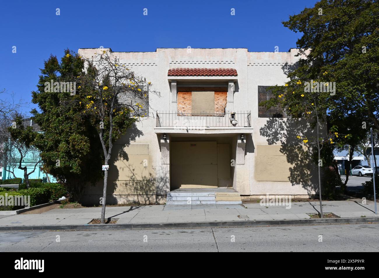 WHITTIER, KALIFORNIEN - 28. April 2024: Apartmentgebäude Suttered in Uptown Whittier. Stockfoto