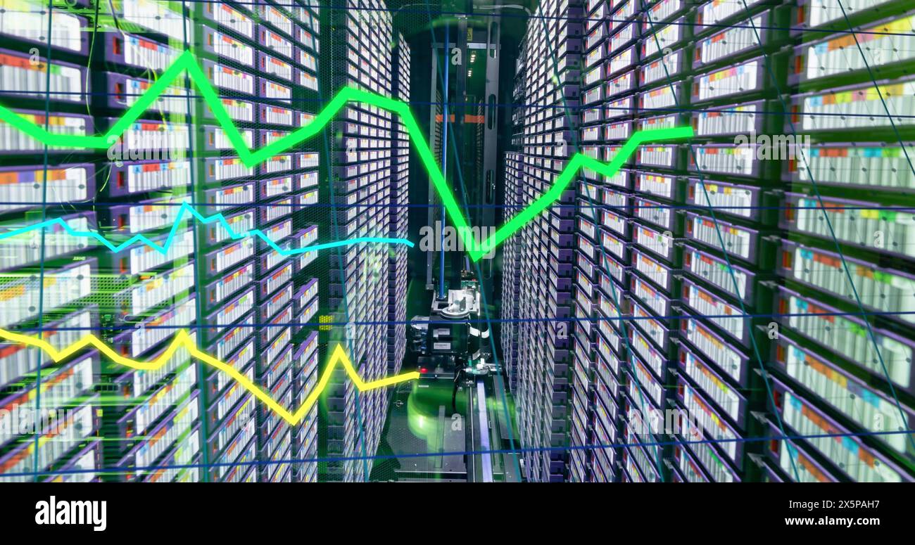 Grüne, gelbe und blaue Diagramme, die Daten über den Serverraum des Computers verarbeiten Stockfoto