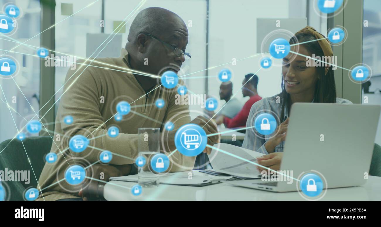 Bild von Symbolen, die mit Linien über verschiedenen Kollegen verbunden sind, die Berichte auf dem Laptop diskutieren Stockfoto