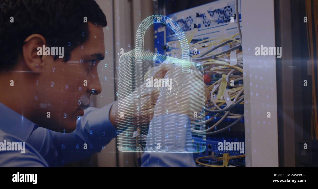 Der hispanische Küchenchef im weißen Mantel bereitet das Essen zu Stockfoto