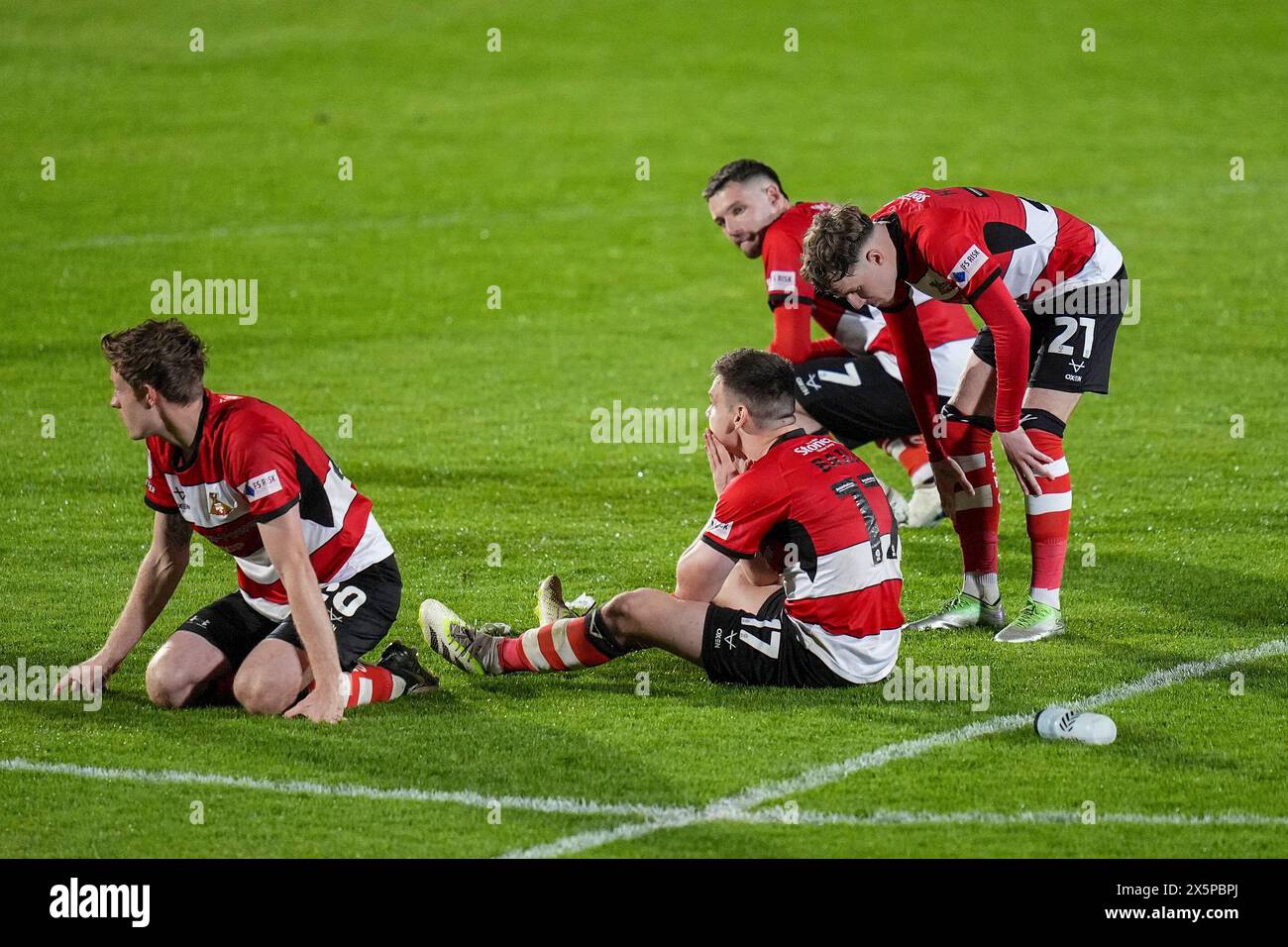 Doncaster, Großbritannien. Mai 2024. Doncaster Rovers Mittelfeldspieler Owen Bailey (17) Doncaster Rovers Mittelfeldspieler Kyle Hurst (21) Doncaster Rovers Mittelfeldspieler Luke Molyneux (7) niedergeschlagen, nachdem er während des Doncaster Rovers FC gegen Crewe Alexandra FC SKY Bet EFL League Two Play-Off Halbfinale im Eco-Power Stadium verloren hatte. Großbritannien am 10. Mai 2024 Credit: Every Second Media/Alamy Live News Stockfoto