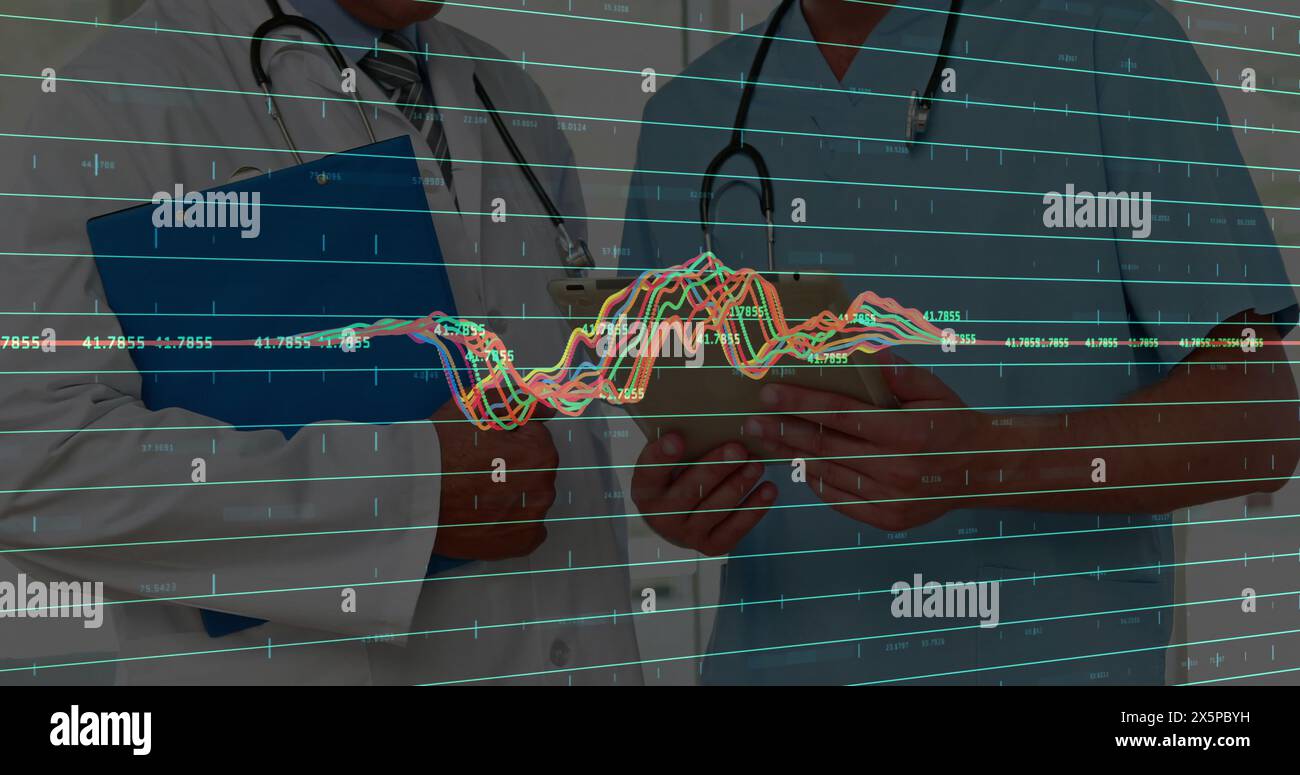 Bild der Finanzdatenverarbeitung über zwei kaukasische Ärzte Stockfoto
