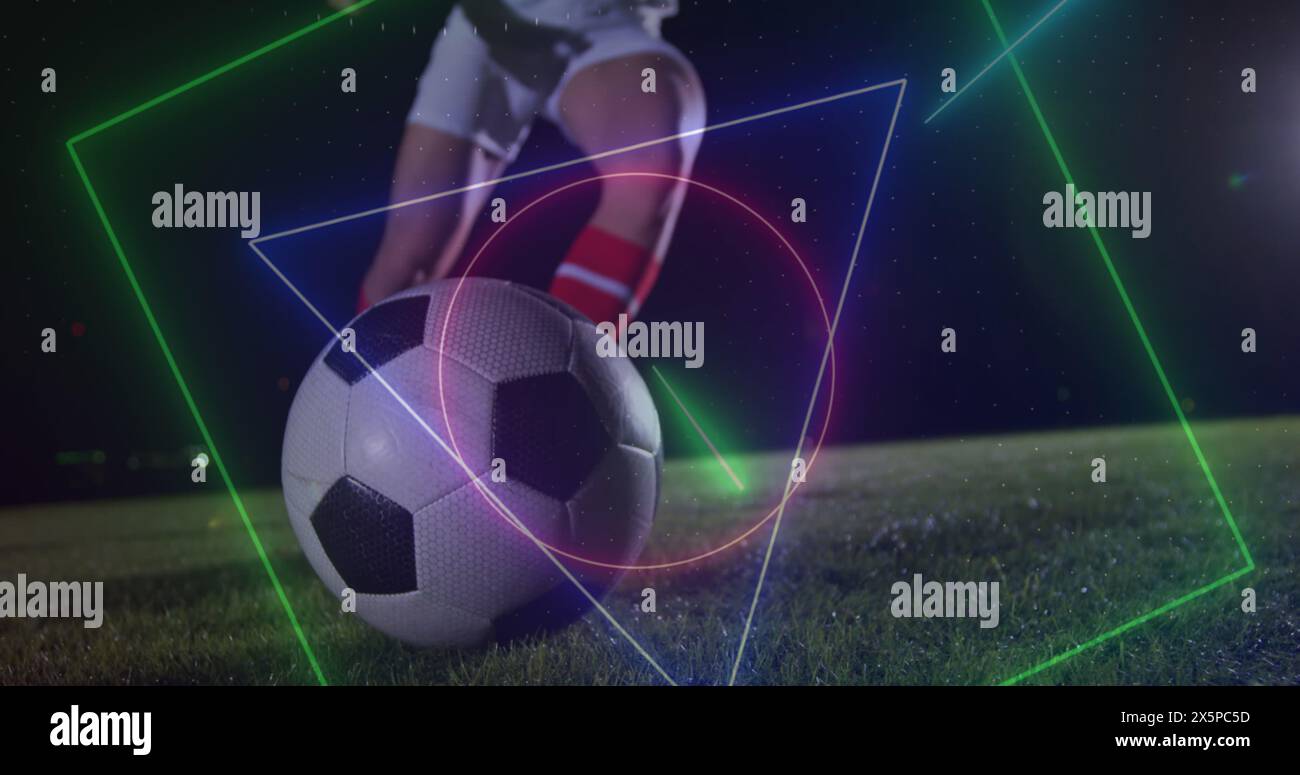 Bild von Neonformen und Lichtspuren gegen männlichen kaukasier, der den Ball tritt Stockfoto
