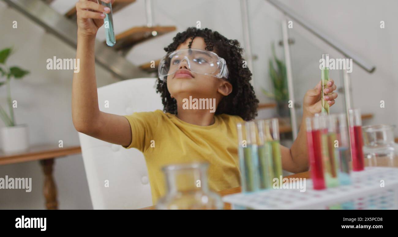 Bild von Formen über afroamerikanischen Schuljungen im Wissenschaftsunterricht Stockfoto