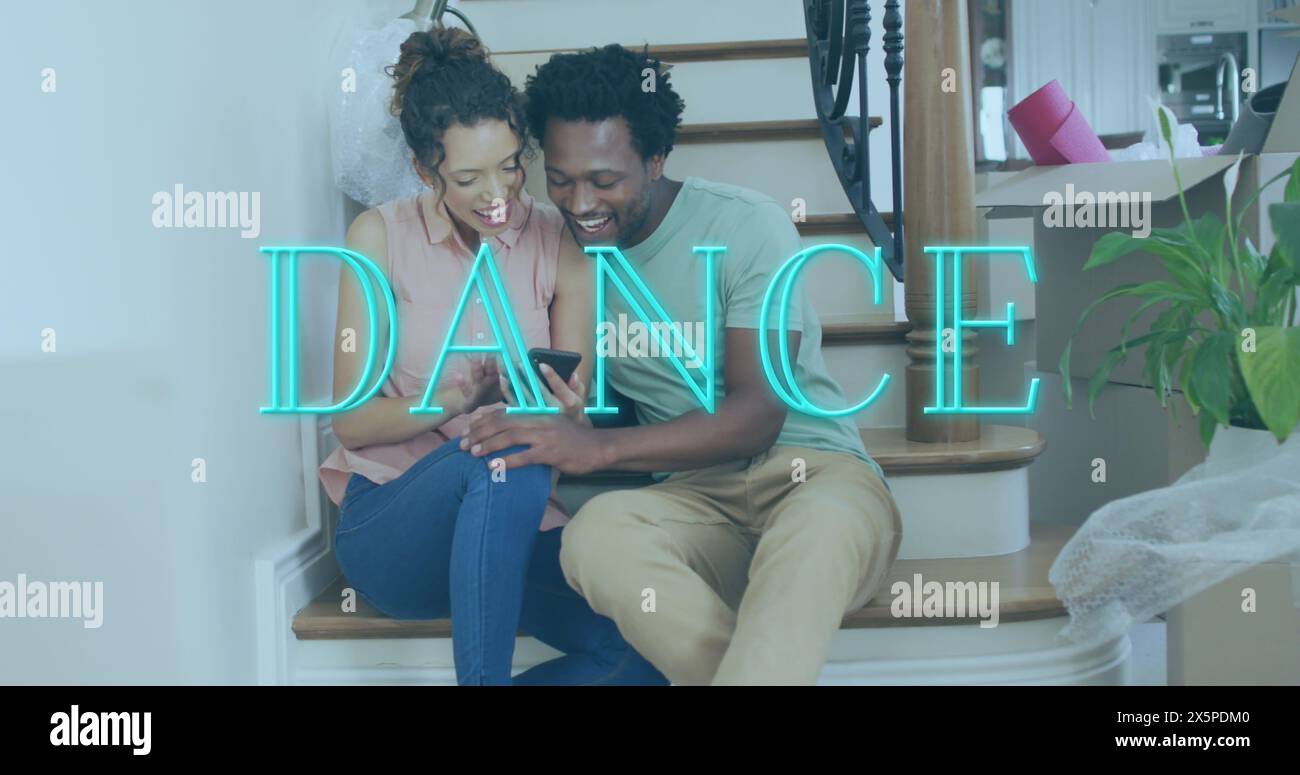 Bild des Tanztextes über diversen Paaren mit Smartphone Stockfoto