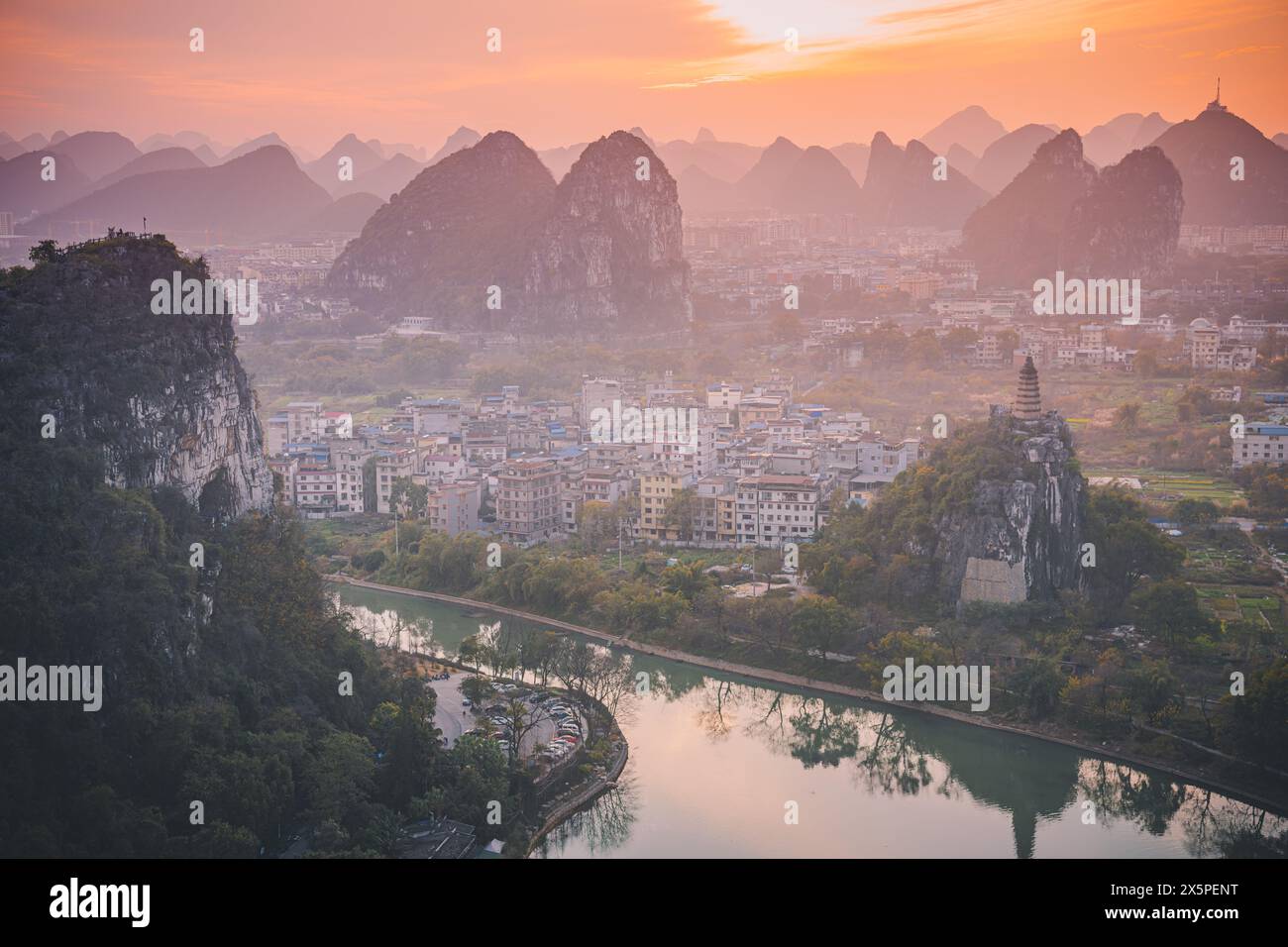 Fernweh. Panoramablick Auf Die Guilin Mountains. Beliebtestes und schönstes Reiseziel in China. Chinesisches UNESCO-Weltnaturerbe in Fog Stockfoto