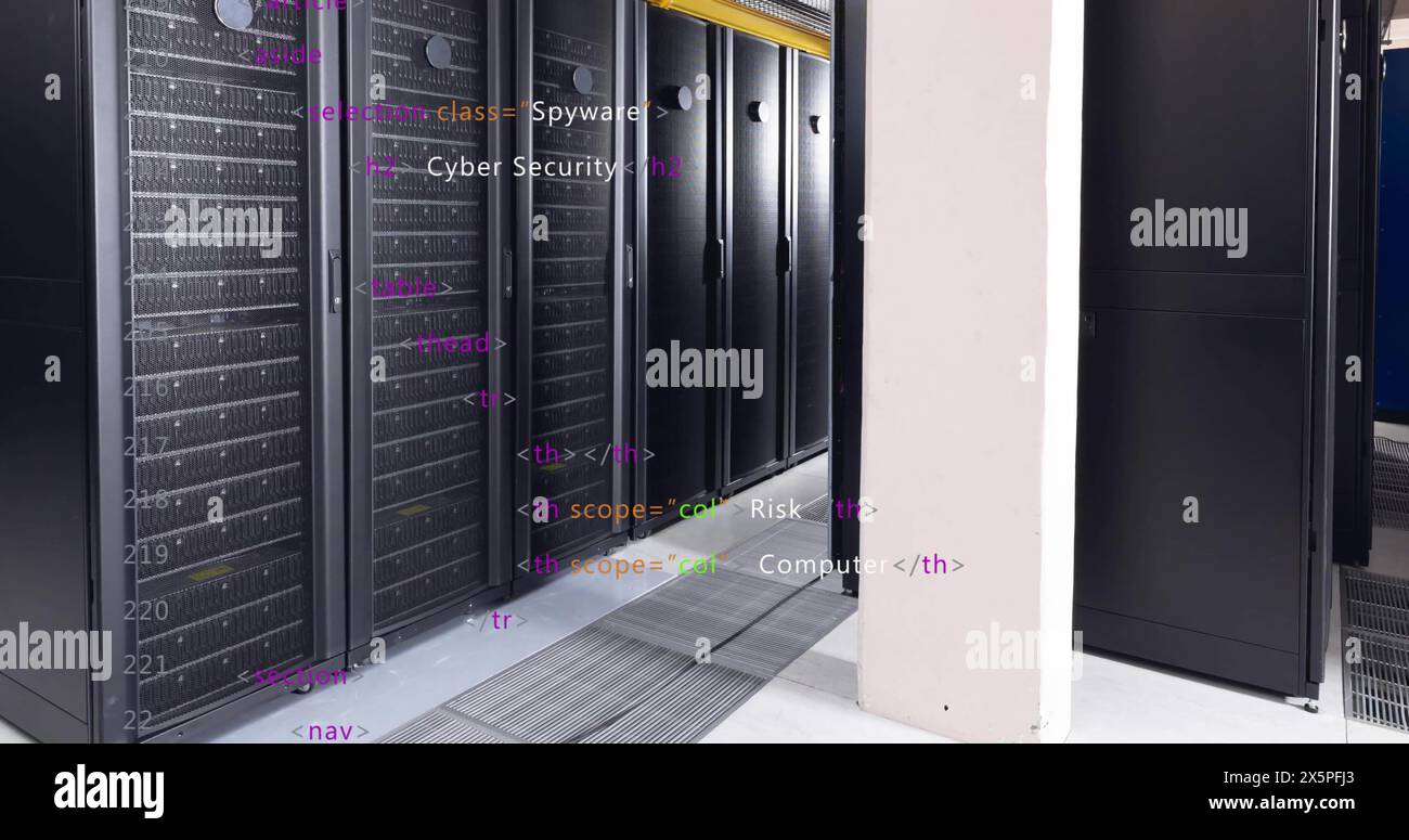 Abbildung einer mehrfarbigen Computersprache über Daten-Server-Racks im Serverraum Stockfoto