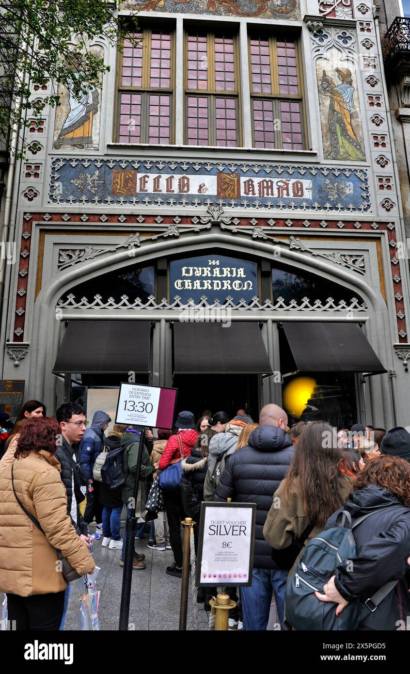 Pople steht an, um in einen historischen Buchladen in Porto, Portugal, Europa zu kommen Stockfoto