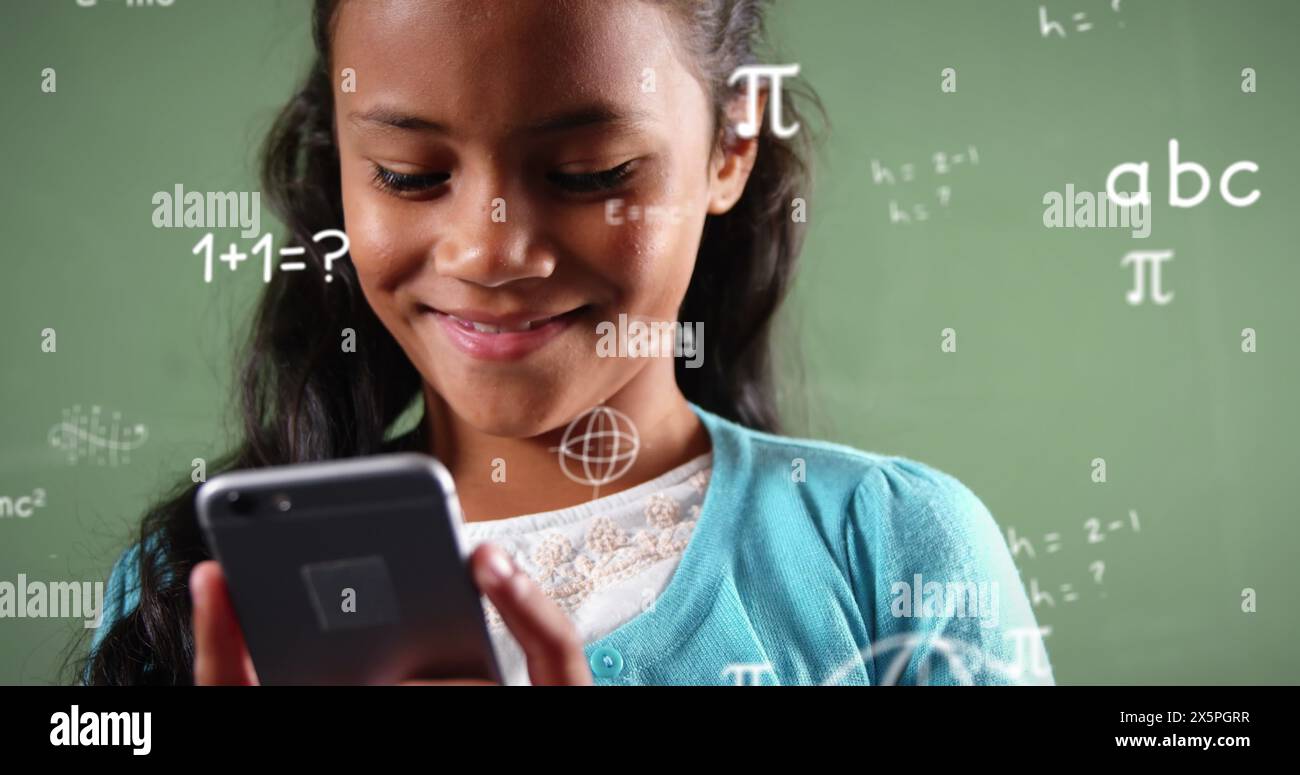 Bild mathematischer Gleichungen über birassisches Mädchen mit Smartphone Stockfoto
