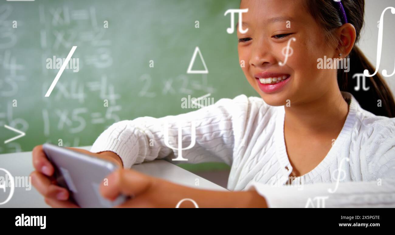 Bild mathematischer Symbole über asiatischem Mädchen mit Smartphone Stockfoto