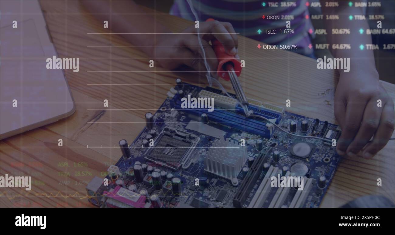 Bild der Finanzdatenverarbeitung über Mädchen, die in der Werkstatt arbeiten Stockfoto