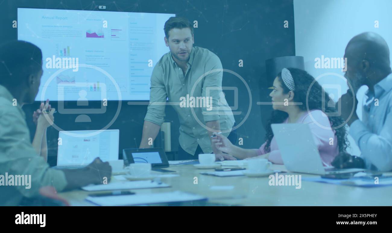 Eine Gruppe verschiedener Geschäftsleute, die während eines Meetings im Büro über die Arbeit diskutieren Stockfoto