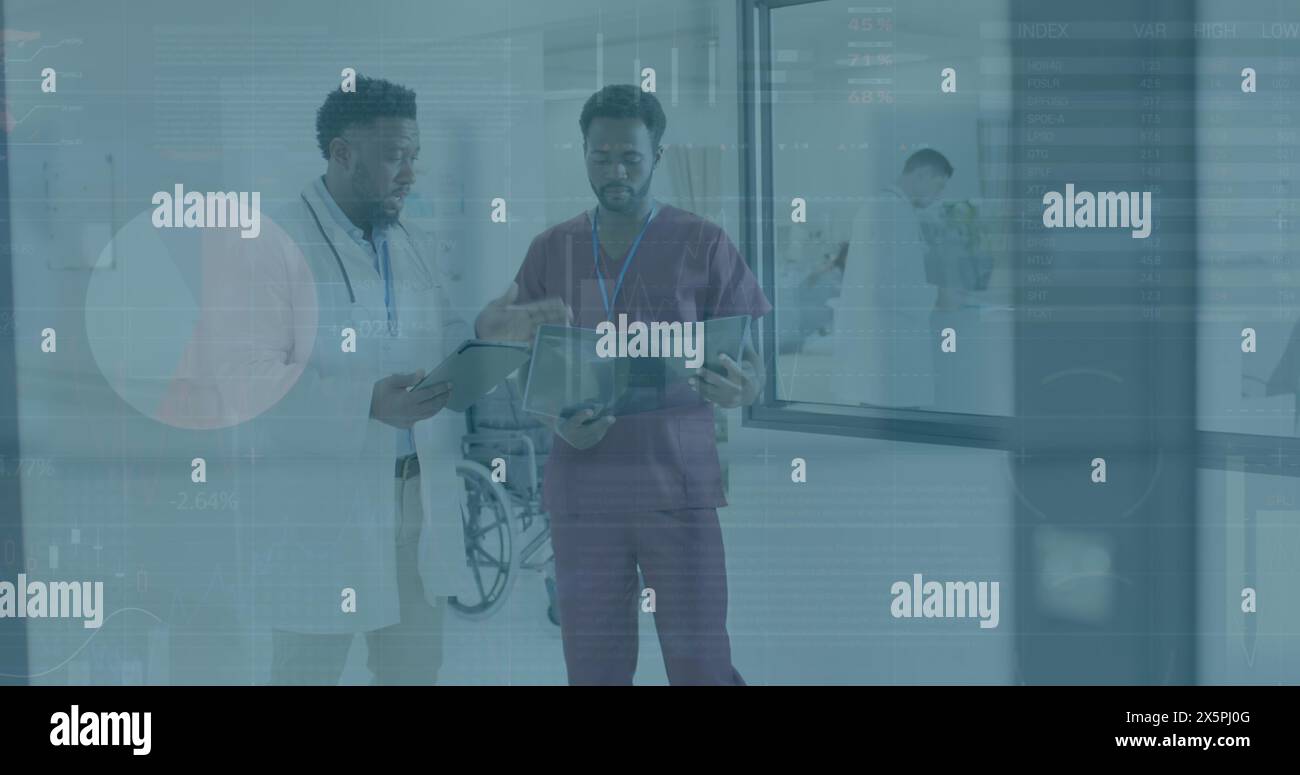 Bild der Datenverarbeitung über zwei afroamerikanische männliche Ärzte, die im Krankenhaus diskutieren Stockfoto