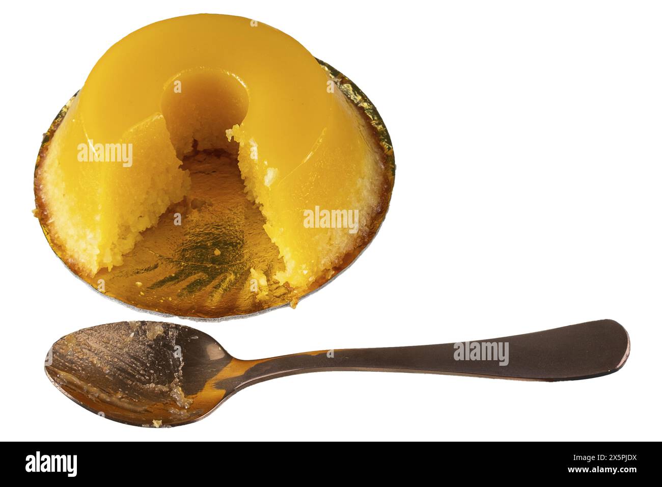 Quindim, klein, neben einem Dessertlöffel. Traditionelles brasilianisches Sweet 1. Stockfoto